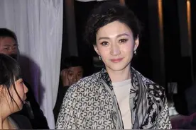 44岁李小冉肤若凝脂！贵妇装配肉色打底袜，土味穿搭盖不住气质图片