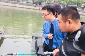 “相同时间，相近地点，相同特征的伞竟同时出现在两人手中……”图片
