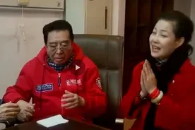 李双江夫妇现身医院，梦鸽双手戴满玉镯抢镜，在病房展歌喉被吐槽图片