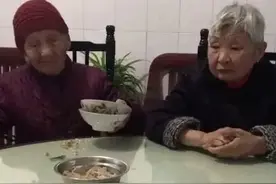 浙江104岁母亲照顾84岁女儿，看哭百万网友：世上只有妈妈好图片