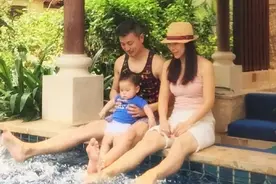 41岁保剑锋与大6岁妻子近照，姐弟恋曾不被看好，儿子现才1岁图片