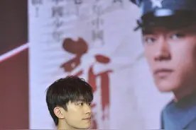 有一种帅气叫易烊千玺，穿格子西服展示小绅士的青涩魅力图片