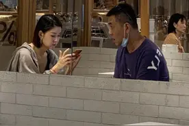 李小萌罕见携父喝下午茶，穿帽衫只顾玩手机不理爹，剪短发大变样图片