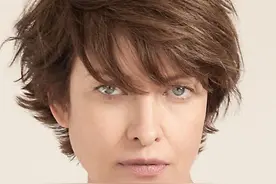 这位老牌超模的每一款短发和穿搭，都值得50岁以上女人借鉴图片