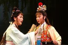 《红楼梦》中的女儿们裹脚吗图片