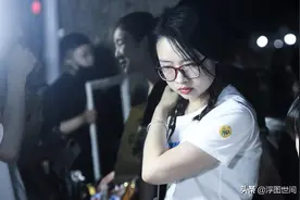 郑州健康路夜市成网红地摊街，吸引众多小姐姐打卡图片