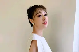 王冠人美就是任性，穿设计感很足的白色连衣裙，用美字不足以形容图片