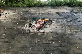 中元节临近，遍地烧纸钱，太影响环境了图片