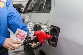 汽车加油太满有隐患，加到跳枪后不能再加了图片