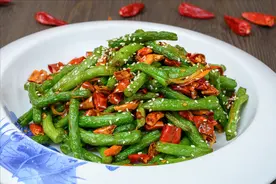 炒豆角，不要焯水或者过油，下锅前多做1步，豆角翠绿爽口不发黑图片