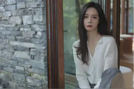 沈梦辰的穿搭功底实在让人佩服，穿绿色卫衣配一双小白鞋，好清新图片