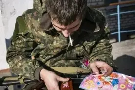 盘点那些被宅男玩坏的枪械！给枪穿泳装，P90枪管变大葱图片