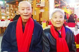 数九寒天，八十岁老夫妇每天凉水洗头擦身，我听后心里发抖图片