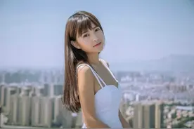 天台上的白裙女神，你心动了吗？图片
