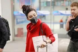 张柏芝在机场又“作妖”，红色针织衫配阔腿裤，扎便辫头太抢镜图片
