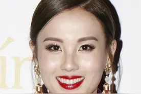 40岁女星杨洛婷生二胎！全程仅用9分钟，生产还化妆太精致图片