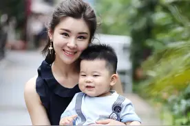 李小萌当妈后更美了，穿黑色荷叶边连衣裙配半丸子头，少女感十足图片