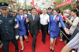 老话说：“富不回乡，男不办三”，是啥意思？大衣哥就是个例子！图片