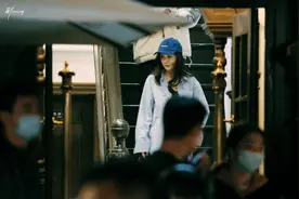 杨幂拍戏迟到90度鞠躬致歉，谢娜当众下跪求谅解，赵薇被骂哭图片