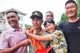 一等功臣王亮：2分钟3次冲入急流，冒死救出一家4口图片