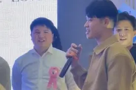 男子参加前女友婚礼，意外收到捧花，祝福却说不出口表情令人心疼图片