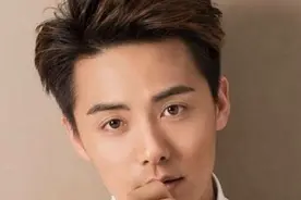 马天宇感谢苦难让我变得更强大：生活以痛吻我，我却报之以歌！图片