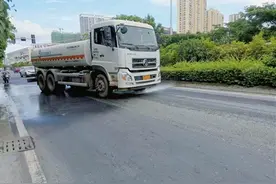 北京读者：三亚洒水车能否夜间作业？环卫部门：白天温度高，需求量更大图片