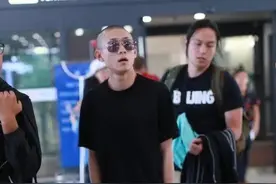 娱乐圈的“怪才”张一山，剃光头走机场，一身痞气图片