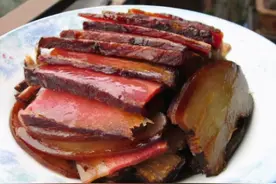 炒腊肉时，冷水泡还是上锅蒸？都错了！难怪腊肉又硬又咸不好吃图片