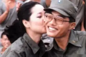 那个在部队得到邓丽君香吻的战士，扬言这辈子都不洗脸，如今怎样图片