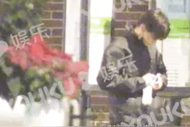 26岁胡一天深夜压马路，面露失落疑心情不佳，长腿吸睛像在走秀图片