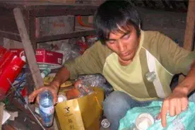 12年前，那个住猪圈，捡垃圾，背着疯母上学的孝子，今现状如何图片