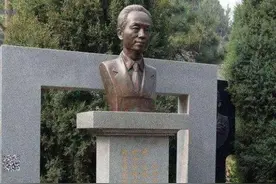 罗京去世11年，妻子改嫁富商儿子长大成人，唯独墓地铜像陪伴着他图片