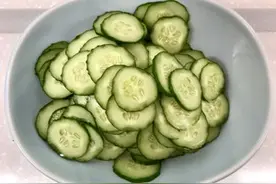 黄瓜炒肉，黄瓜焯水还是直接炒？难怪不好吃，大厨：这样做才对图片