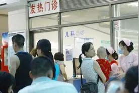 小孩身上老是痒，有这些情况就是人工荨麻疹！视频封面