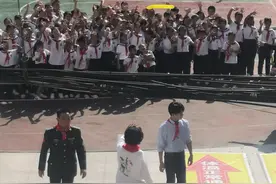 千玺去学校被女同学围住，摄影师手滑关美颜，网友：颜值真实了图片
