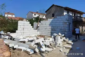 趁着节假日期间偷偷违建，武汉黄陂前川街城管及时发现拆除图片