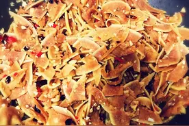 夏天吃柚子清热，吃完柚子皮可别扔，加点佐料烹饪，美味菜肴上桌图片