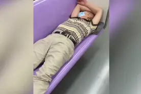 大快人心！男子上海地铁霸座脱鞋横躺，被乘客拎鞋下车，扔进垃圾桶图片