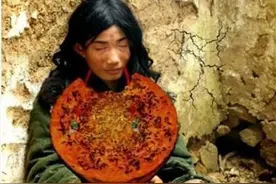 “中国第一懒人”杨锁：烧家具取暖，在屋里上厕所，23岁懒死家中图片