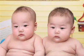 为什么现在的年轻夫妇，动不动就生“双胞胎”？医生透露实情图片