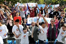 “爱音乐更爱曹爷爷”，96岁“孩子王”何以赢得星星少年的心图片