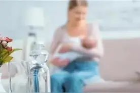 什么姿势喂奶较轻松？试试这几种图片