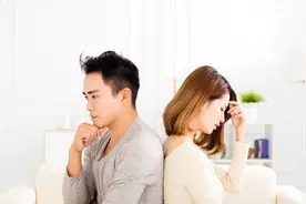 新娘亲戚6人堵门索要20条中华，新郎爽快答应，结果一去不回图片