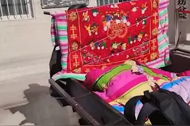 陕西一爸爸三轮车铺棉被带宝宝打疫苗：家里没车，办法总比困难多图片