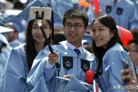 160名学生秋季准备出国留学，只有一名延期，父母：人往高处走图片