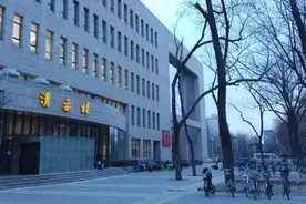 北京"校花"最多的大学之一！餐厅5层还安装电梯，酒吧、健身房、咖啡馆全都有！图片