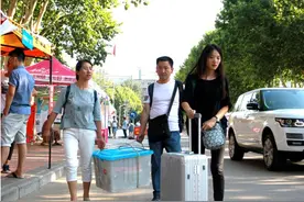 大一新生开学报到，家长请假也要全程护送，过来人说出答案图片