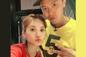 初恋黄鸿升设灵！杨丞琳强颜欢笑复工，结束后飞奔灵堂低头不语图片