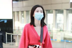 乔欣也是个穿搭高手，玫红色针织衫配牛仔裤休闲舒适，阳光自信图片